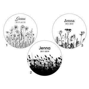 Op de afbeelding: Drie zwart-witte ronde ontwerpen met de naam Jenna en de data 2011-2019. Elk ontwerp toont een ander silhouet van verschillende soorten grassen en wilde bloemen.