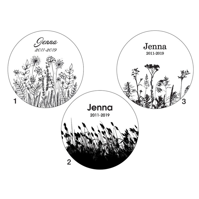 Op de afbeelding: Drie zwart-witte ronde ontwerpen met de naam Jenna en de data 2011-2019. Elk ontwerp toont een ander silhouet van verschillende soorten grassen en wilde bloemen.