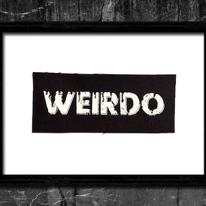 Könnte beinhalten: Ein schwarzer Stoff-Patch mit weißem Schriftzug "WEIRDO".