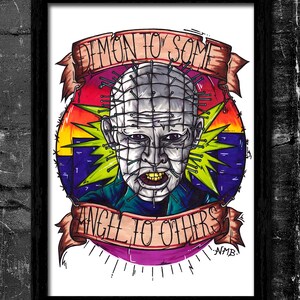 Op de afbeelding: Een kleurrijke illustratie van een personage met een hoofd bedekt met spijkers, omringd door een regenboogkleurige cirkel. Het personage heeft een dreigende uitdrukking en is gelabeld met "Demon voor sommigen, engel voor anderen".