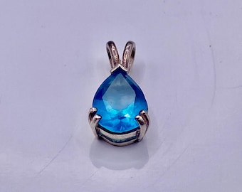 Sterling silver pendant with blue topaz