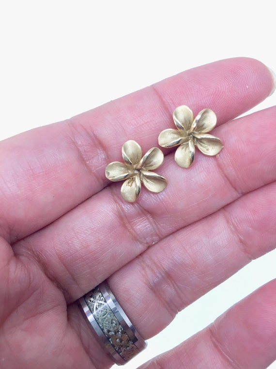 14K gold Hawaiian plumeria flower earrings Gem