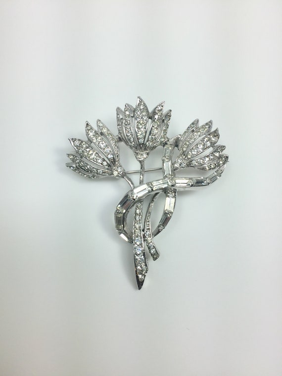 Vintage Kramer flowers brooch