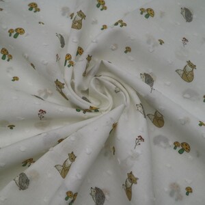 Lightweight summer with small foxes and hedgehogs 100% cotton - breathable absorbent, width 150 / 59&#39;&#39;, 110 gsm. Fabric by the metre.
