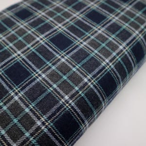 100 % laine bleu foncé britannique, largeur 156 cm / 61 pouces, convient aux jupes, pantalons, vestes et manteaux.