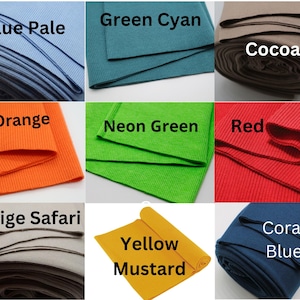 K&ouml;nnte beinhalten: Eine Sammlung farbiger Stoffmuster in verschiedenen Farbt&ouml;nen, darunter Blau, Gr&uuml;n, Orange und Rot. Jedes Muster ist mit seinem Farbnamen beschriftet, wie "Blau Hell" und "Gelb Senf". Die Stoffe scheinen gerippt zu sein.