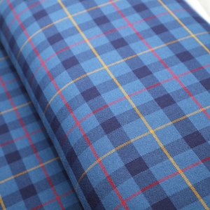 Tkanina w kratę Air Force Blue Stretch Tartan – tkanina poliwiskozowa odpowiednia do rękodzieła i odzieży + dopasowana nić. Tkanina w kratę cięta na wymiar.
