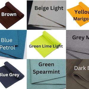 K&ouml;nnte beinhalten: Eine Sammlung gerollter und flacher Yogamatten in verschiedenen Farben, darunter Braun, Beige, Gelb, Blau, Gr&uuml;n und Grau. Jede Matte ist mit ihrem Farbnamen beschriftet, wie z. B. "Braun", "Blue Petrol" und "Yellow Marigold".