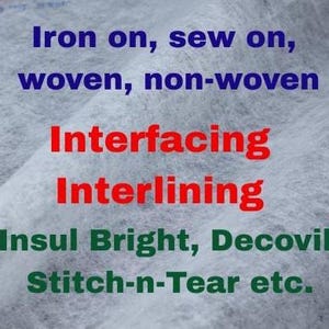 Könnte beinhalten: Nahaufnahme eines hellgrauen, strukturierten Stoffes. Der blaue Text lautet "Iron on, sew on, woven, non-woven". Roter Text sagt "Interfacing" und "Interlining". Grüner Text listet "Insul Bright, Decovil, Stitch-n-Tear etc."