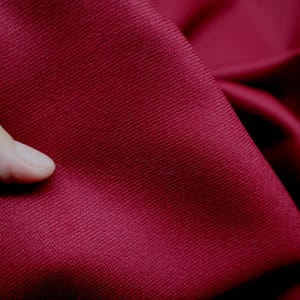 Tissu écossais mélangé laine et polyester rouge foncé, largeur 150 cm/59 po. convient pour la décoration et les vêtements.