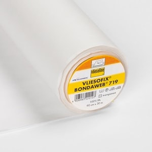 Puede incluir: Un rollo de entretela termoadhesiva blanca Vliesofix Bondweb 719 para proyectos de costura. La etiqueta dice "Vliesofix Bondweb 719" e incluye el tamaño 90 cm x 30 m.