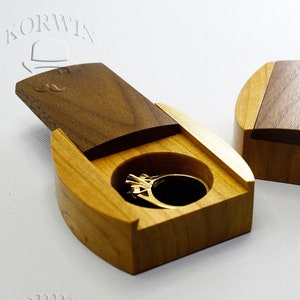 Houten ringdoosje voor verloving. Handgemaakt houten ringdoosje voor huwelijksceremonie. Compacte houten ringhouder voor aanzoek.
