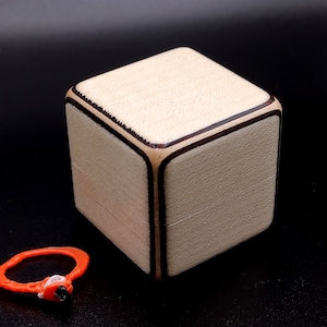 Witte houten aanzoekringhouder. Houten ringkast met verlovingsring. Luxe ringdoosje voor bruiloften.