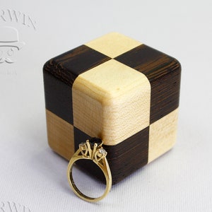Uniek verlovingsringdoosje. Compacte houten ringhouder. Ideeën voor handgemaakte ringdragers.