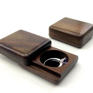 Caja de madera con bolsillo deslizante para anillos de compromiso. Soporte de madera para anillos de pedida de mano. Caja delgada para anillos hecha a mano.