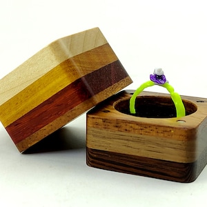 Scatola portafedi arcobaleno. Portafedi in legno per proposta di matrimonio. Piccola e sottile scatola portafedi fatta a mano.