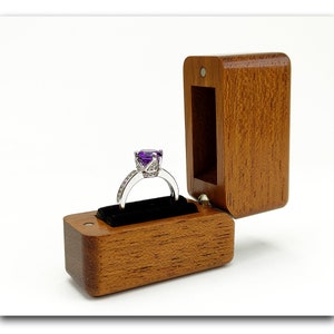 Compact houten voorstelringdoosje. Unieke houten verlovingsringhouder. Elegante ring trouwdoos.