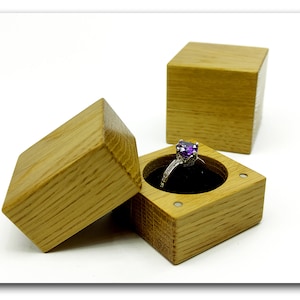 Verlovingsringdoosje van hout, handgemaakt van eikenhout.  Compacte houten aanzoekringhouder. Luxe ringdoosje.