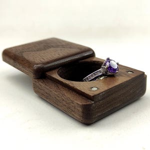 Caja deslizante de madera de nogal de alta calidad para anillos de propuesta. Porta anillos de compromiso compacto de madera. Ideas originales para porta anillos.