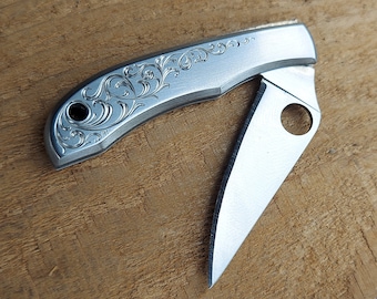 Custom Hand-Engraved Spyderco “Honeybee”  Mini Folding Pocket Knife