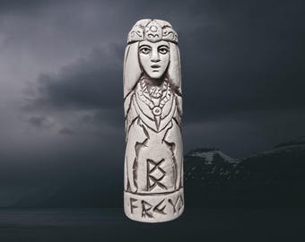 Statuette der nordischen Göttin Freya aus handmodelliertem Ton