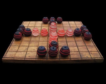 Réplica auténtica del juego de mesa vikingo Hnefatafl: un antiguo juego de estrategia nórdico para entusiastas de la historia.