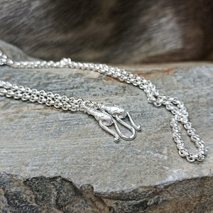 Collier fin en argent avec chaîne ancre et têtes de loup islandais