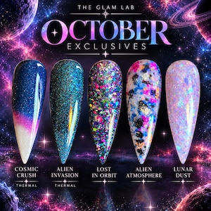 Könnte beinhalten: Fünf mandelförmige Nagellack-Farbmuster vor einem Weltraum-Hintergrund mit dem Text THE GLAM LAB OCTOBER EXCLUSIVES. Die Muster zeigen die Farben Cosmic Crush, Alien Invasion, Lost in Orbit, Alien Atmosphere und Lunar Dust.
