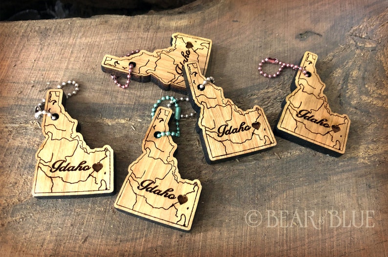 Rentals Bulk Custom Keychains /& Zipper-pulls for Gift Shops Cabins AirBnBs Hotels Realtors