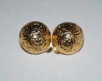 VINTAGE - Bright Gold Tone Floral Etched Button Clip-On Earrings