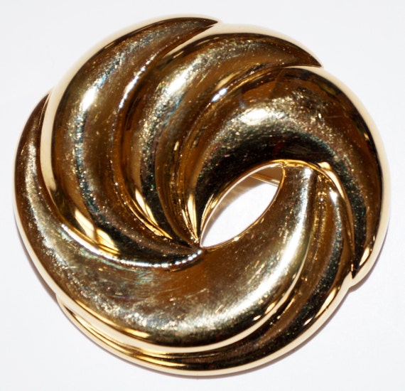NAPIER - Vintage Circle of Gold Tone Swirls Brooch - image 1