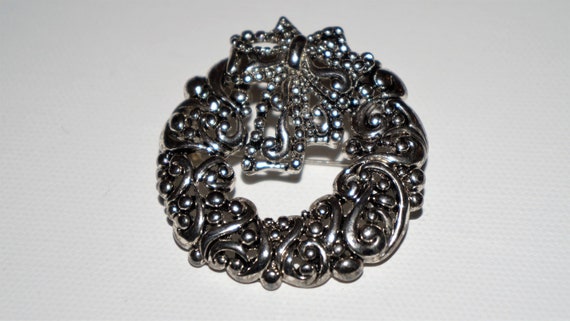 Vintage Silver Tone Wreath Brooch/Pendant - image 1