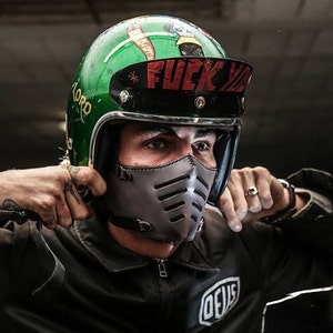 Máscara de motociclismo THE TRACKER. Couro, forro e filtro de poeira. Ventilação otimizada.
