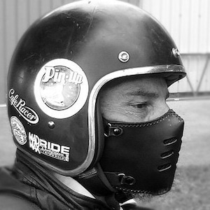 Motorradmaske FLAT 70 aus Leder mit Staubfilter und Innenfutter