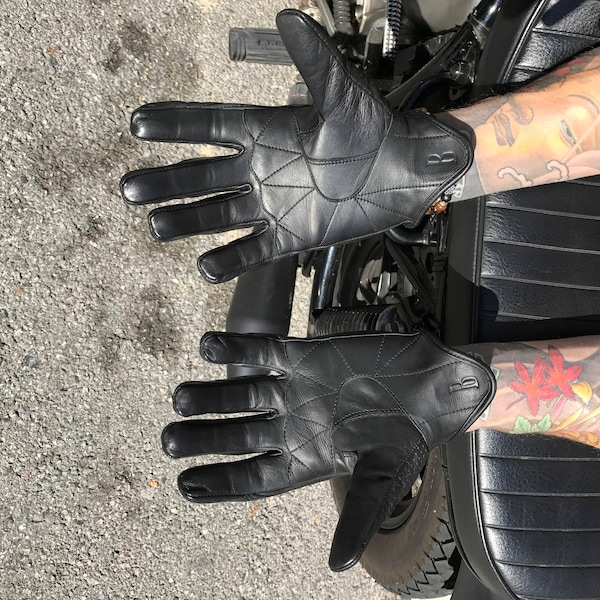 Gants de moto Vintage racer micro perforés en cuir et au look vintage, pour les motards qui ont du style.