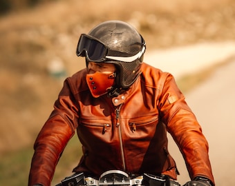 Masque de moto EPSILON MARRON plus large sur le haut du nez. Aérations par oeillets métaliques, doublures confort et filtre tissu internes.
