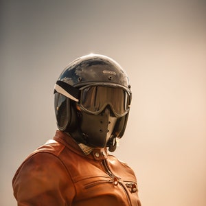 KLASSIEK ZWART motormasker: ventilatiegaatjes met samoerai-look. Zachte voering en stoffilter