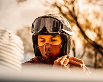 Masque de moto CLASSIC marron foncé : aérations à oeillets au look samourai. Doublure douce et filtre anti poussière