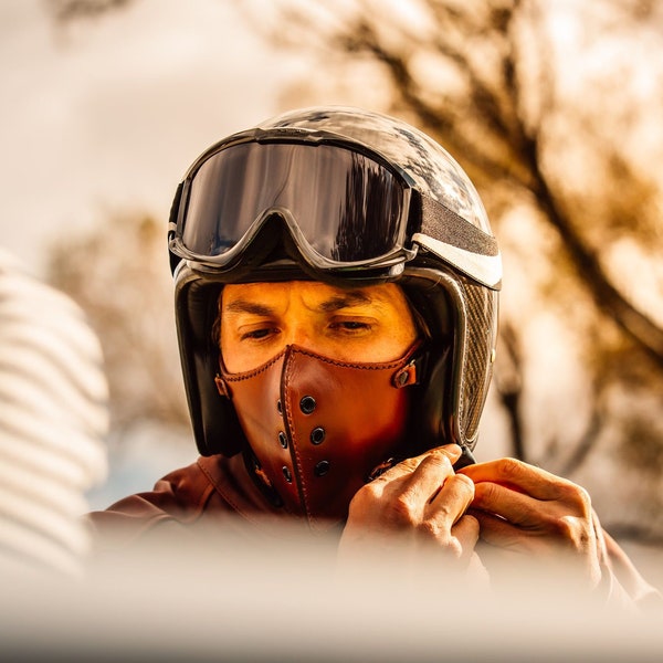 Masque de moto CLASSIC marron foncé : aérations à oeillets au look samourai. Doublure douce et filtre anti poussière