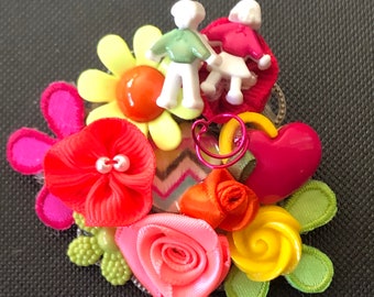 Spaß bunte, skurrile Brosche mit Blumen und Kinder