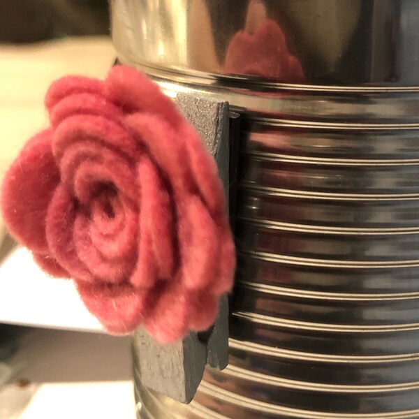 Mini aimant d’épingle à linge avec la fleur rose de feutre