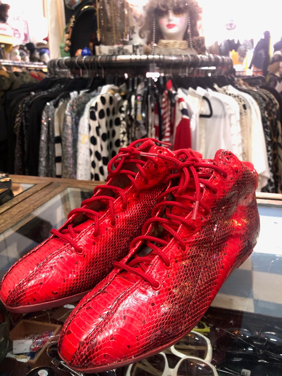 Vintage Deadstock Red Snakeskin Sneakers Athletic Shoes Size US 6 Retro 70s Snakeskin, foto 1 di 3