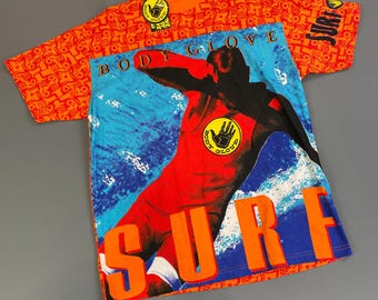 Camiseta Deadstock con estampado neón integral y diseño fotográfico completo.