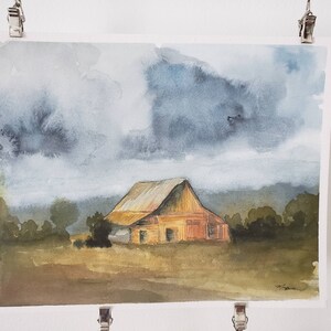 Fienile di campagna in montagna con pittura ad acquerello del cielo tempestoso - Stampa o originale