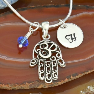 Colgante de mano Hamsa Om de plata de ley 925 con inicial de letra estampada a mano personalizada, etiqueta redonda, cadena de piedra natal de cristal de Swarovski, collar de yoga Ohm
