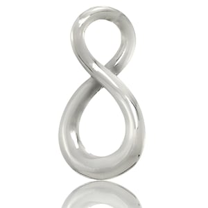 Puede incluir: Un colgante de plata con forma de símbolo de infinito. El símbolo es liso y brillante.