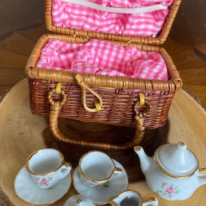 Delton製品鳥Tin Tea Set withバスケット18ピース、4