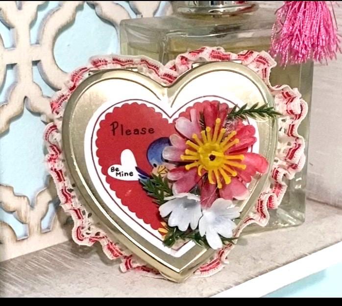 Sweet Little Vintage Compact made to look like a Valentine chocolate box