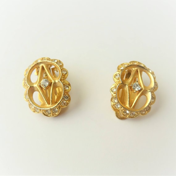 how do clip on earrings work