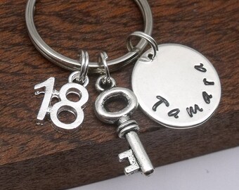 18歳の誕生日の名前入りキーホルダーギフト、18歳の誕生日の名前入りキーチェーン、18歳の名前入りキーギフト、パーソナライズされた18歳のギフト、カスタマイズされた名前、単語